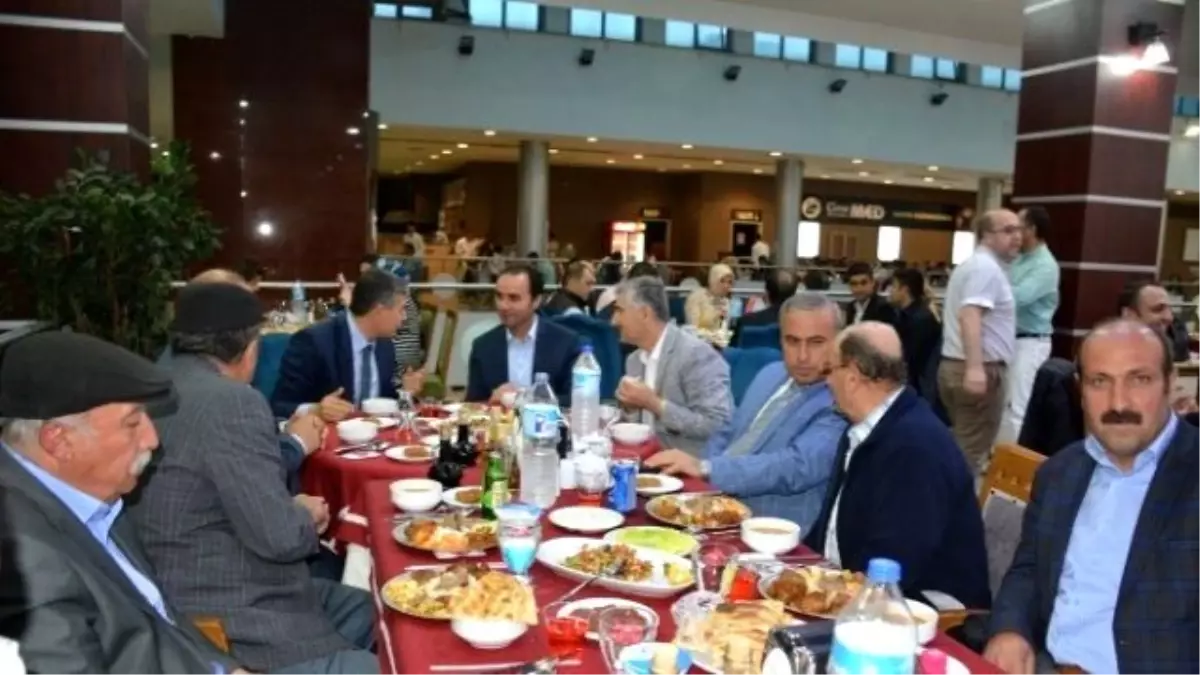 Kaymakam Erkan ve Başkan Aksoy Muhtarlarla İftarda Bir Araya Geldi