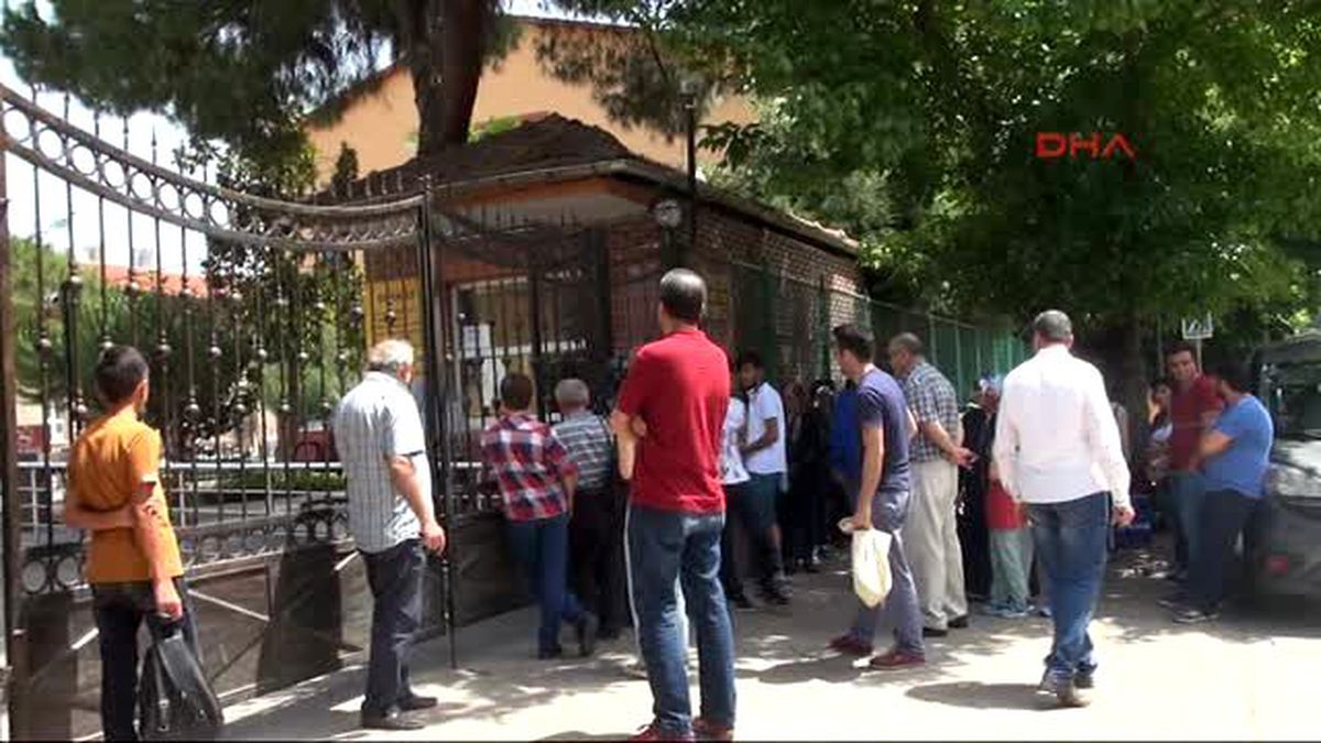 Kocaeli Sınava Giren Çocuklarını Dua Ederek Beklediler