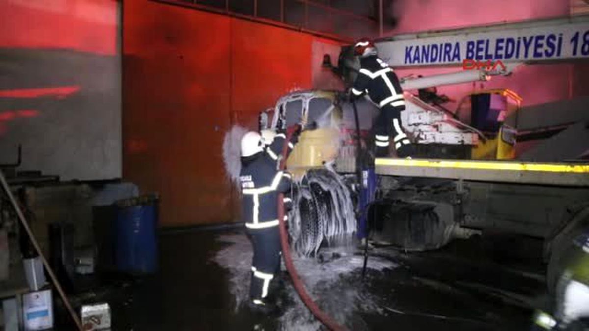Kocaeli Tamire Getirilen Kamyon Yandı