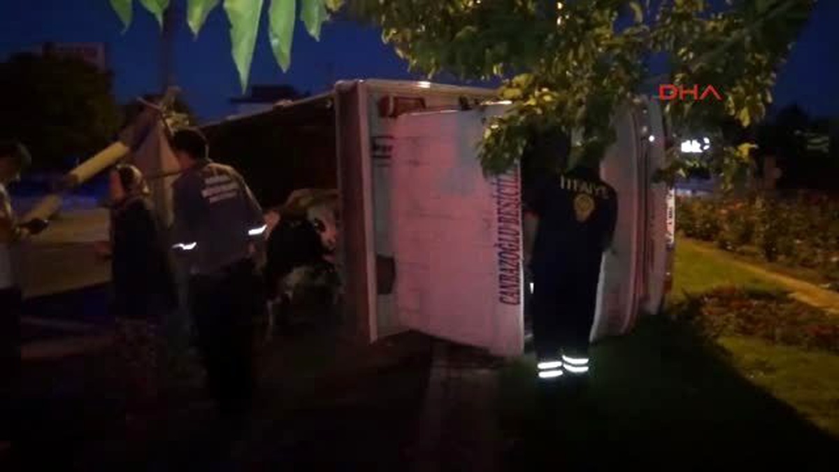 Konya Seyir Halindeki Kamyonun Üzerine Beton Aydınlatma Direği Devrildi