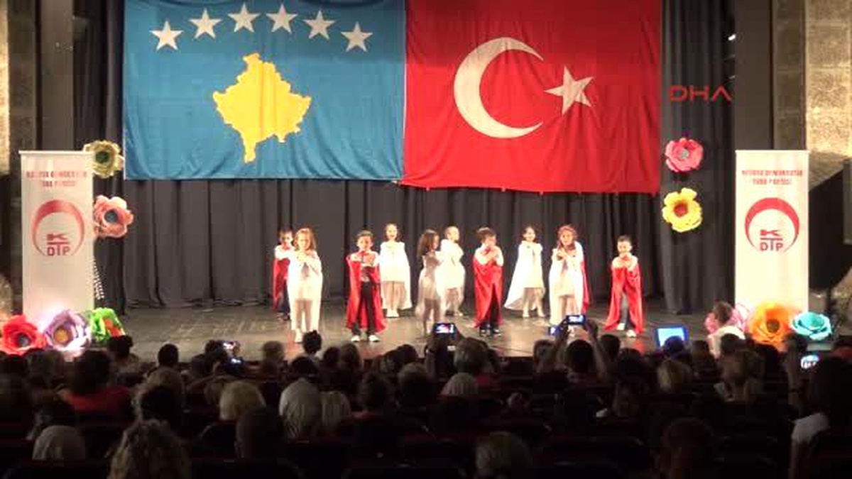 Kosova\'da Türk Anaokulu Öğrencilerinden Toplu Mezuniyet Töreni