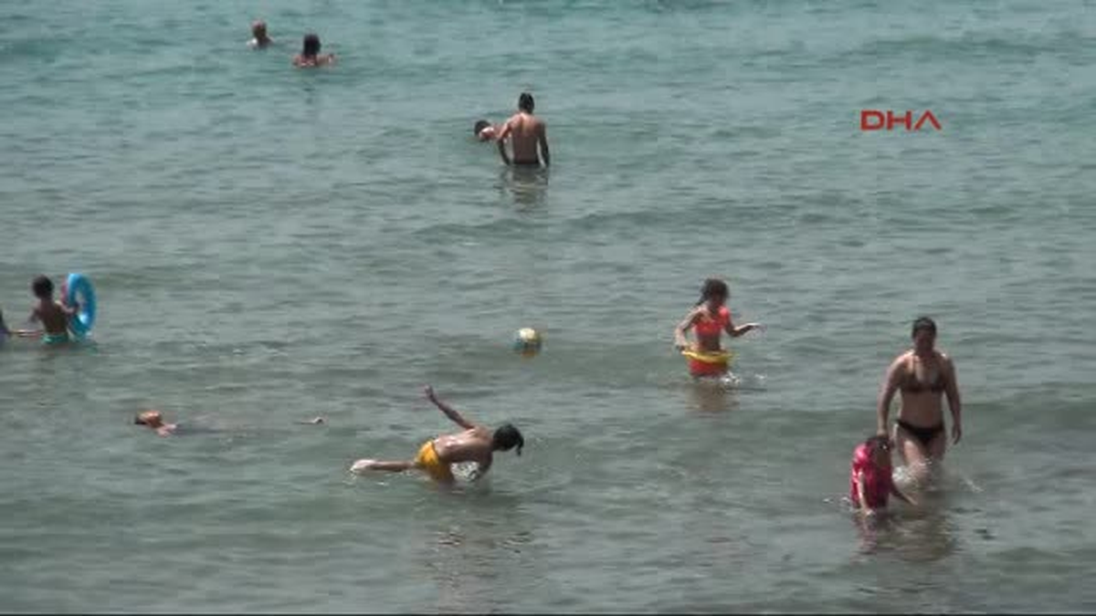 Kuşadası Afrika Sıcakları Sahilleri Doldurdu