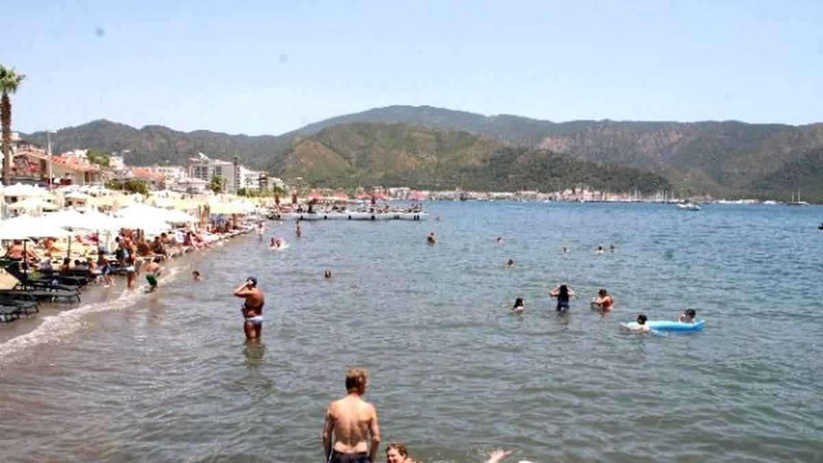Marmaris\'te 42 Dece Sıcaklık Sahilleri Doldurdu