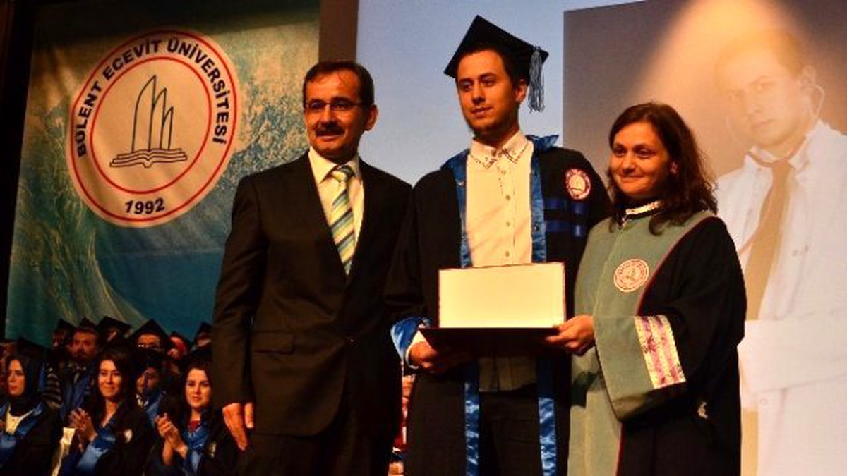 Mezuniyet Belgesini Babasının Elinden Aldı