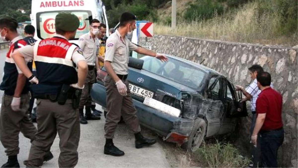 Otomobil İstinat Duvarına Çarptı: 1 Ölü, 4 Yaralı