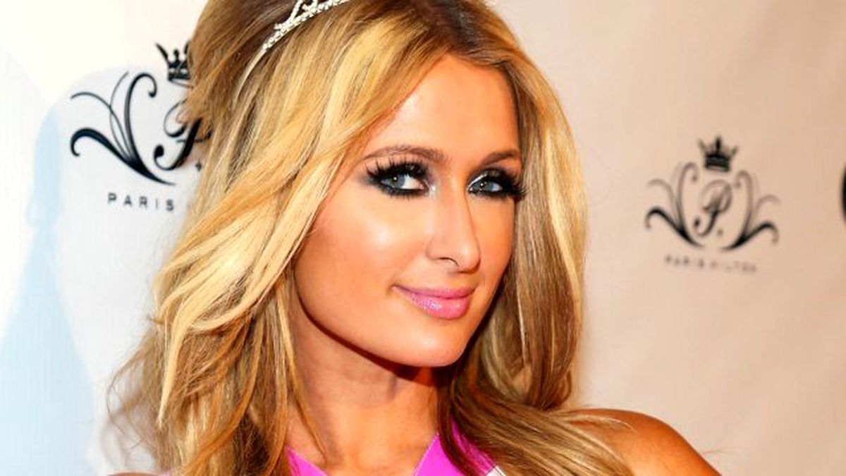 Paris Hilton Milano'da Bir Mağazada Frikik Verdi