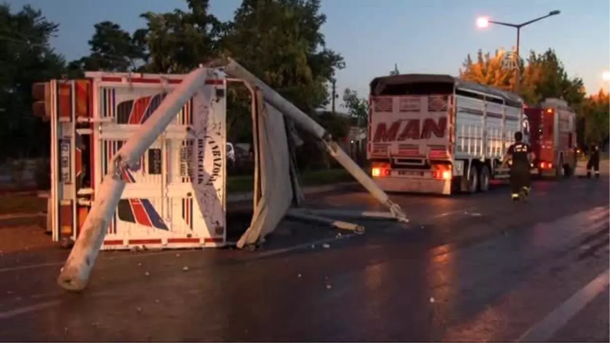 Seyir Halindeki Kamyonun Üzerine Beton Direk Devrildi