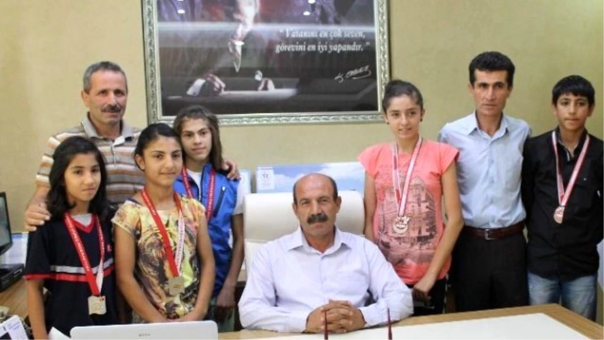 Siirtli Kızlar Güreşte Türkiye Birincisi Oldu