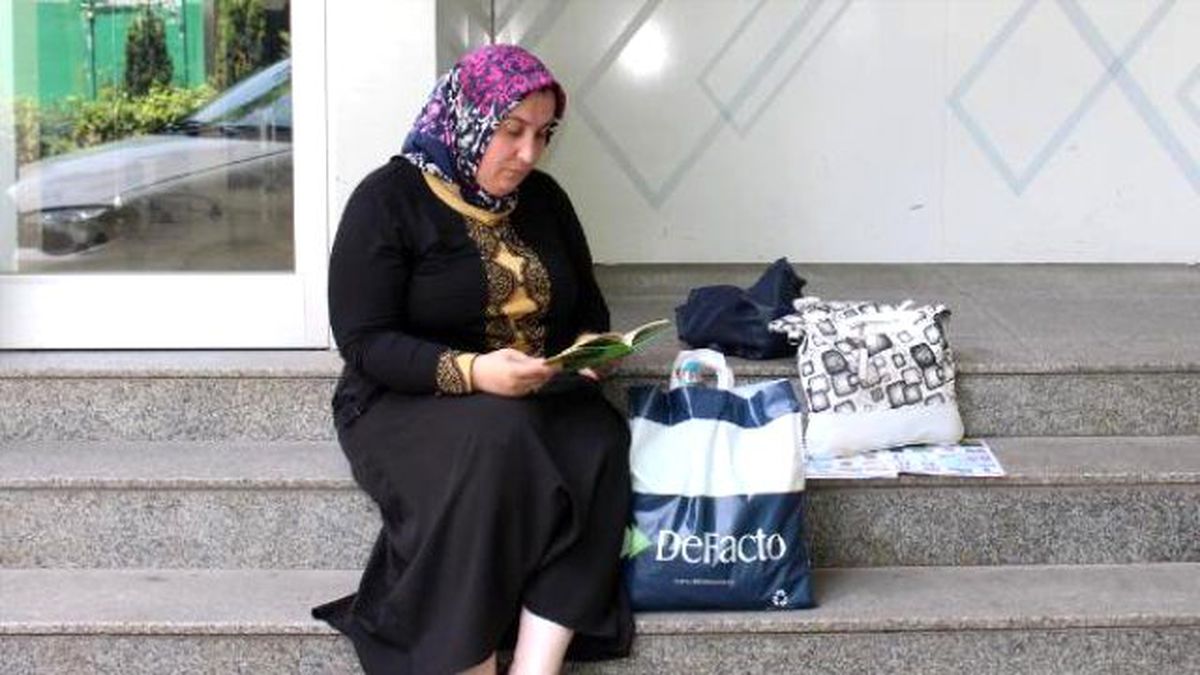 Sınava Giren Çocuklarını Dua Ederek Beklediler