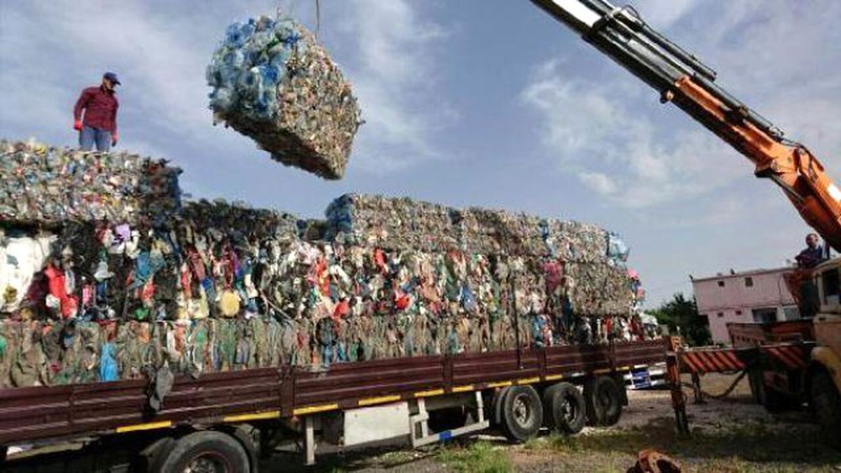 Tır\'dan 96 Bin Paket Kaçak Sigara Çıktı