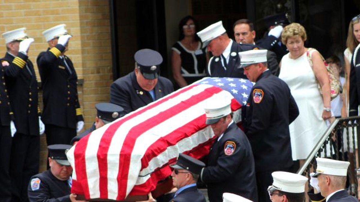 11 Eylül Saldırılarında Ölen İtfaiye Şefi 15 Yıl Sonra Toprağa Verildi