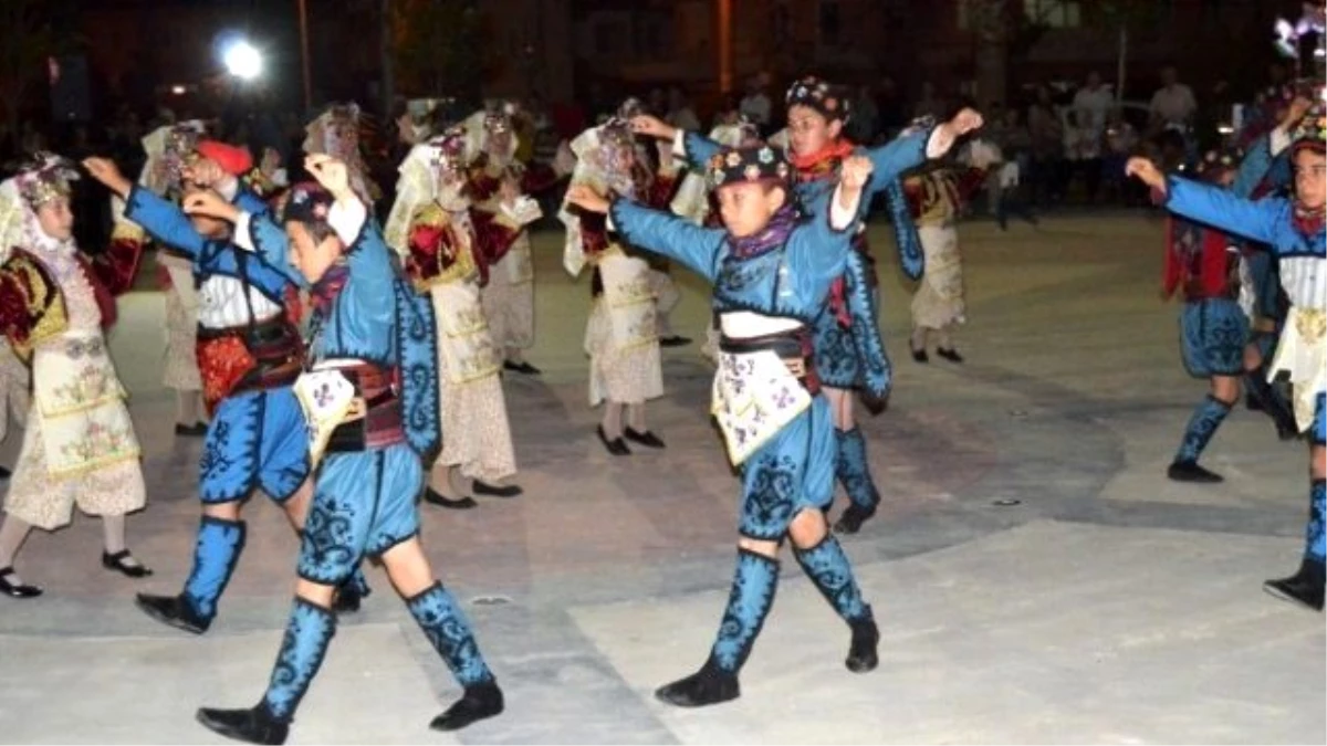 Ayvalık\'ta Uluslararası Halk Dansları Coşkusu
