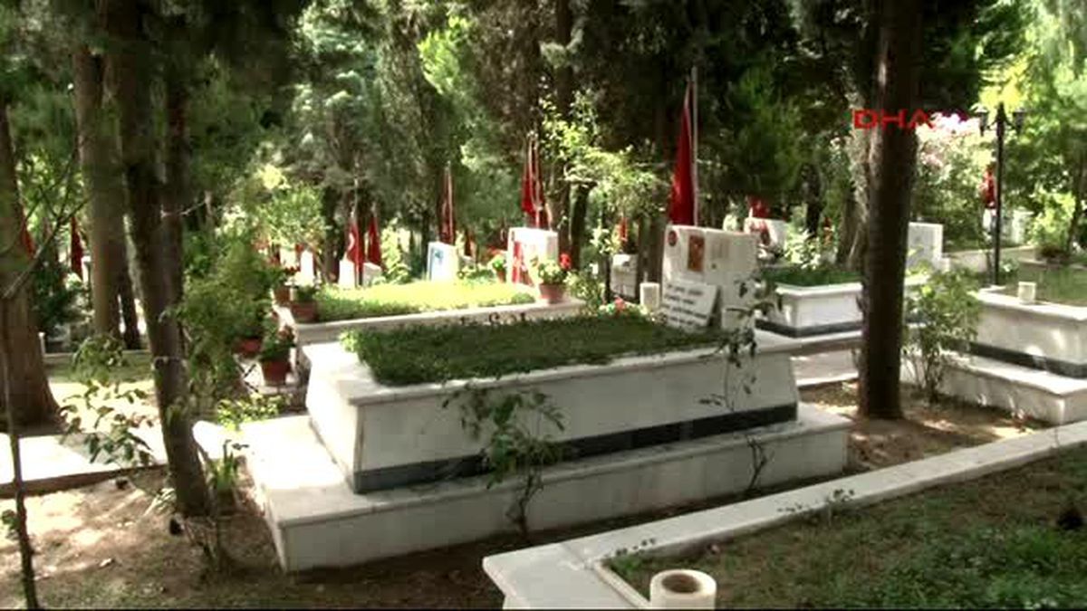 Babalar Günü'nde Şehit Oğlunu Ziyaret Etti