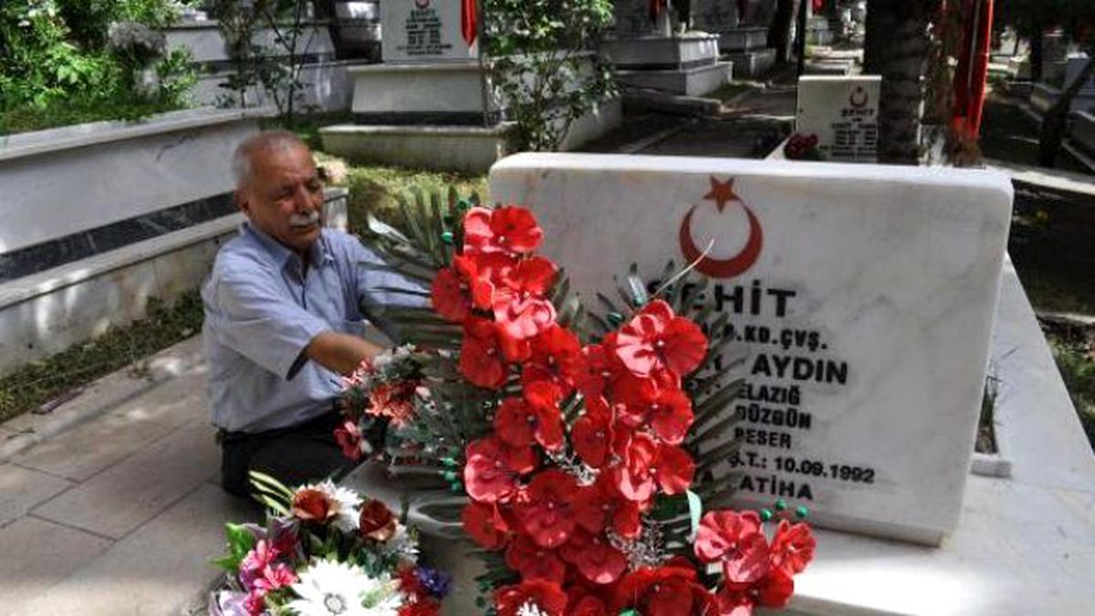 Babalar Günü'nde Şehit Oğlunun Mezarını Ziyaret Etti