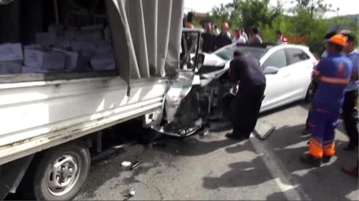 Beykoz\'da Komyonet ile Otomobil Kafa Kafaya Çarpıştı 4 Kişi Yaralandı....