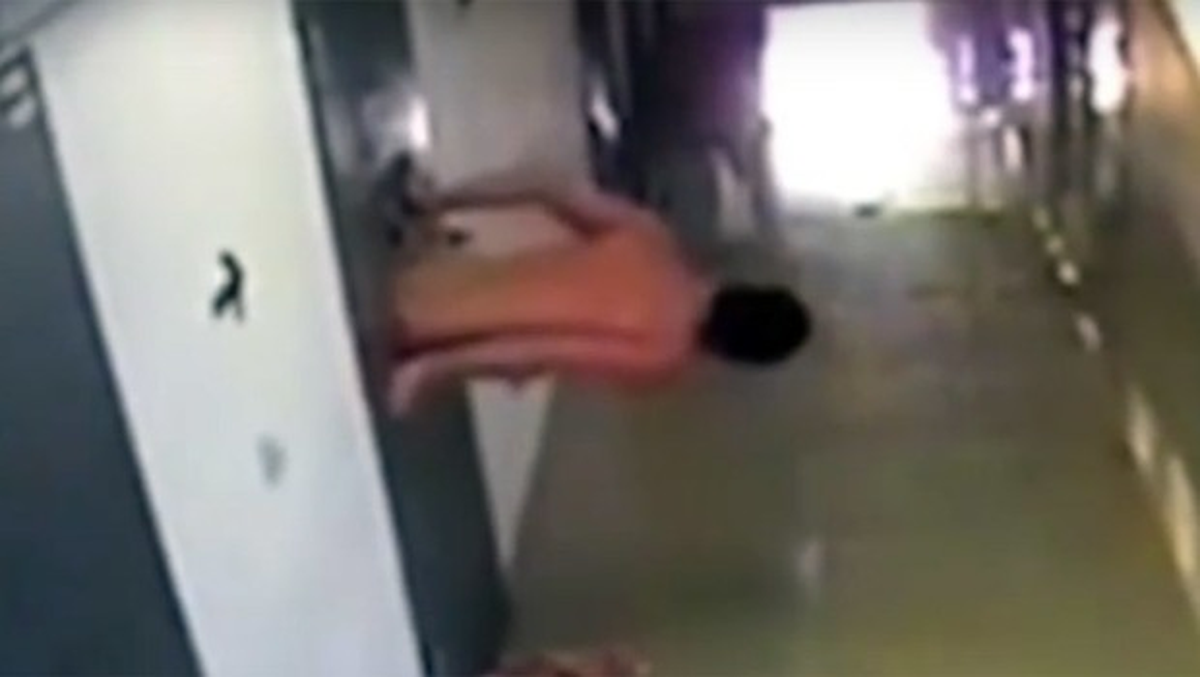 Çıplak Mahkum Hücresinden Kaçtı