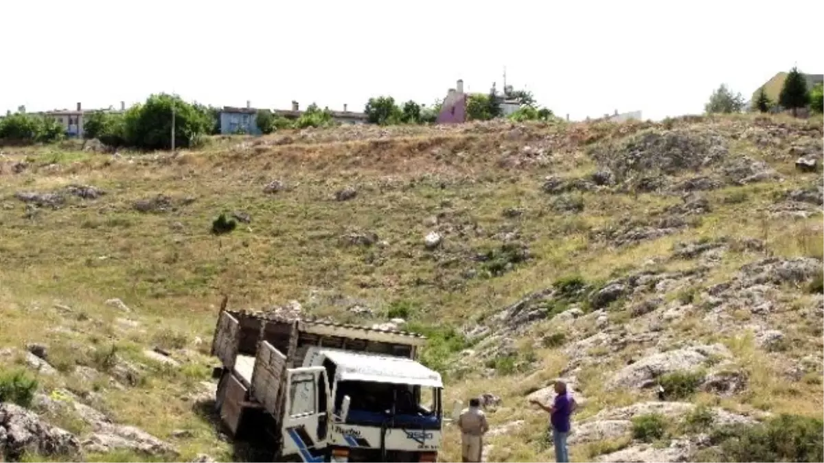 Freni Boşalan Kamyon Uçuruma Düştü: 2 Yaralı