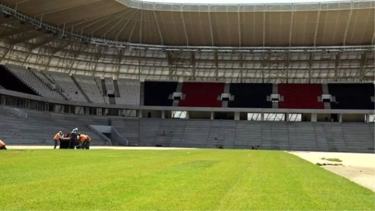 Gaziantepspor\'un Yeni Stadı Gap Arena\'da Çim Serme İşlemi Başladı