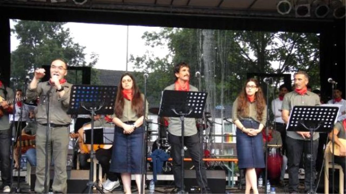 Grup Yorum Almanya\'da Yağmur Altında Konser Verdi