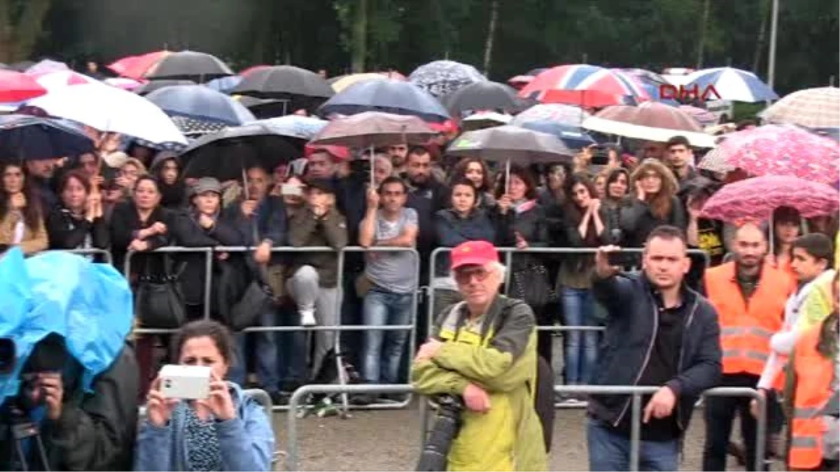 Grup Yorum Almanya\'da Yağmur Altında Konser Verdi