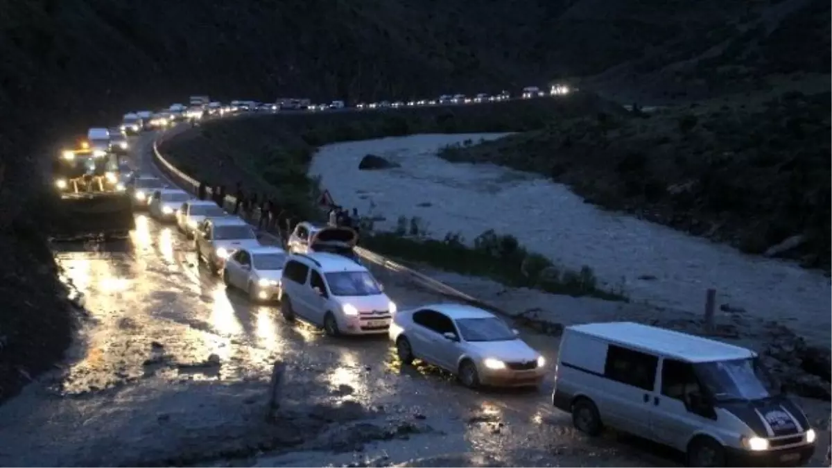 Hakkari\'de Sel Suları Yolu Ulaşıma Kapattı