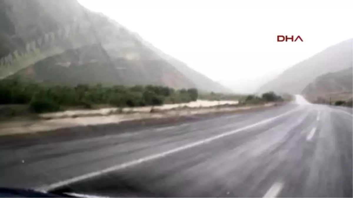 Hakkari ve Van\'da Sel Yol Kapattı