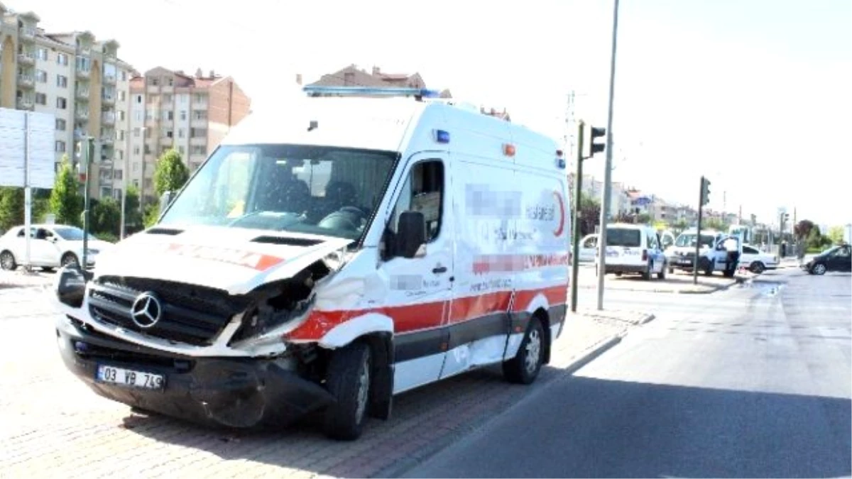 Hasta Taşıyan Ambulans Otomobille Çarpıştı