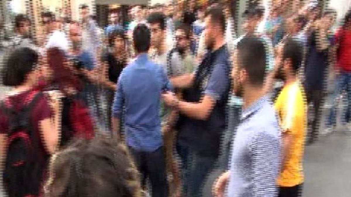 LGBT'li Gruba Sarıklı Cübbeli İki Kişiden Saldırı Girişimi