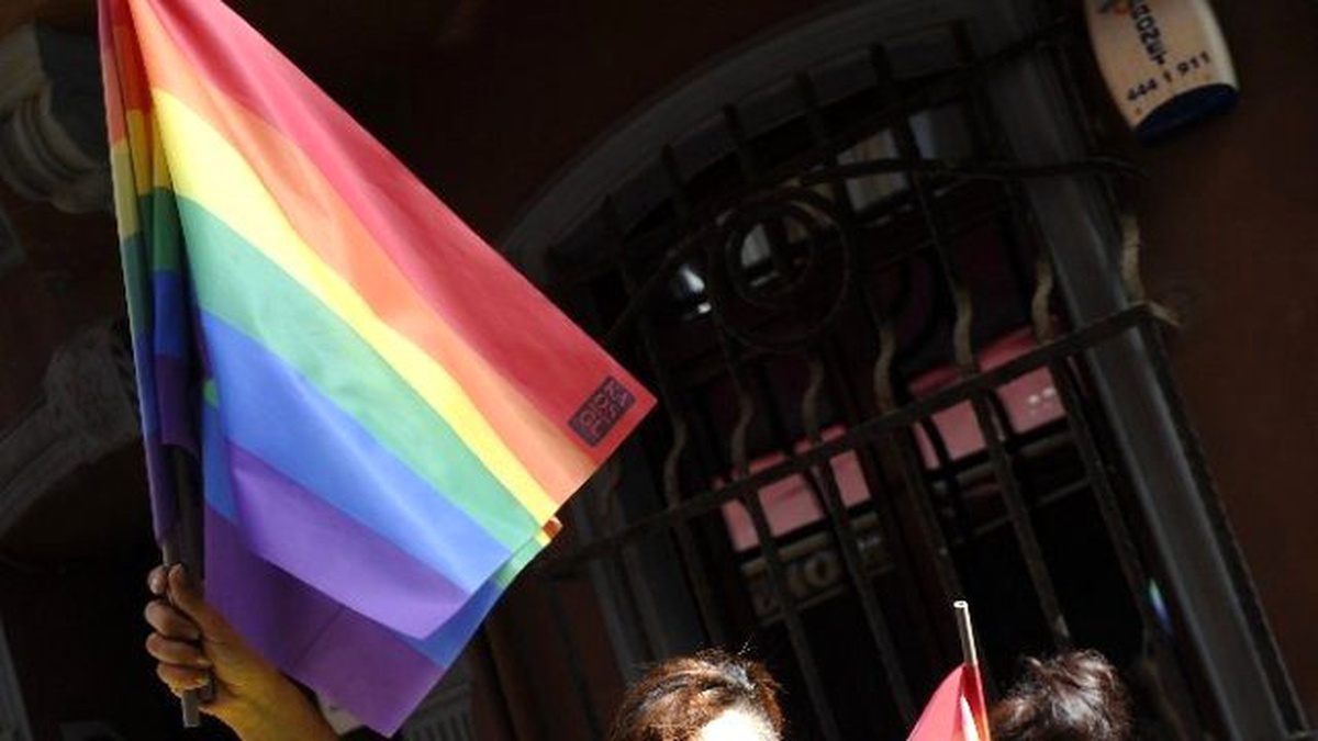 İstiklal Caddesi\'nde Lgbti Yürüyüşü Gerginliği