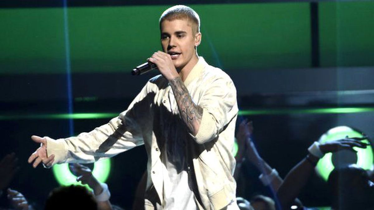 Justin Bieber Konserde Sahneden Düştü