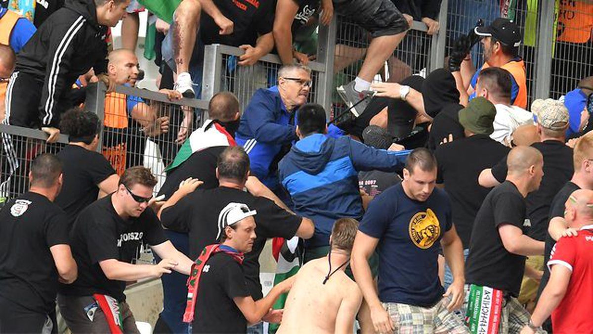 Macar Taraftarlar, Polis ve Görevlilerden Dayak Yedi