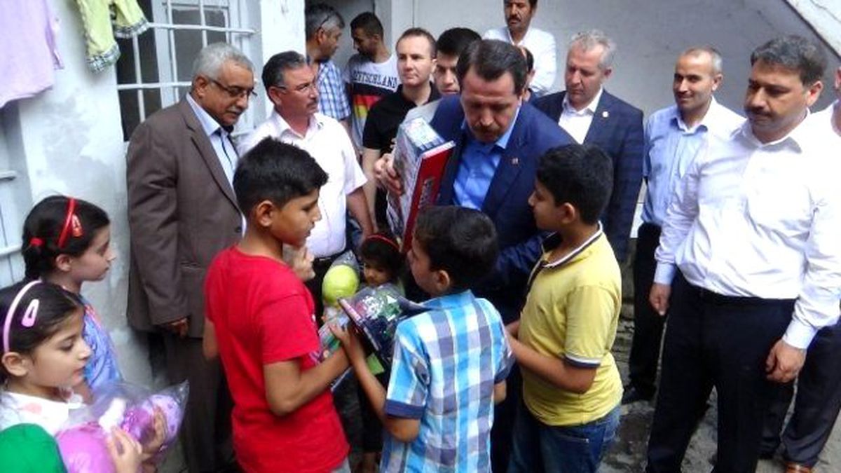 Memur-sen Genel Başkanı Yalçın, Suriyeli Yetimlere Gıda Paketi ile Oyuncak Dağıttı