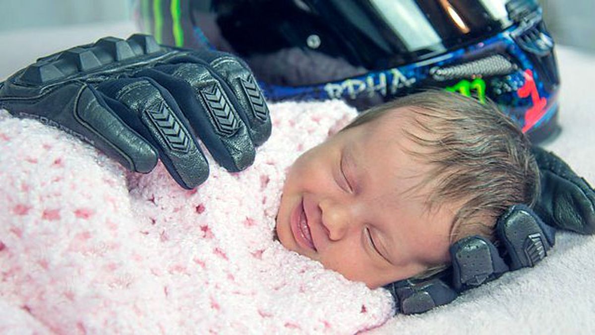 Minik Kızını Ölen Eşinin Eldivenleriyle Fotoğrafladı