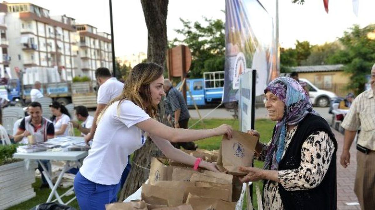 Muratpaşa Belediyesi\'nden Çiçek Hediyesi