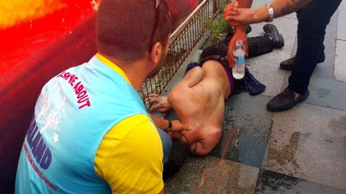 Taksim'de Aşırı Alkolden Yığılıp Kalan Gence Vatandaşlar Yardım etti