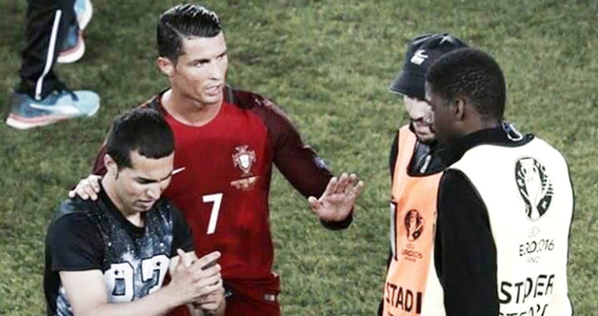 Ronaldo, Fotoğraf İçin Sahaya Giren Taraftarı Görevlilere Vermedi