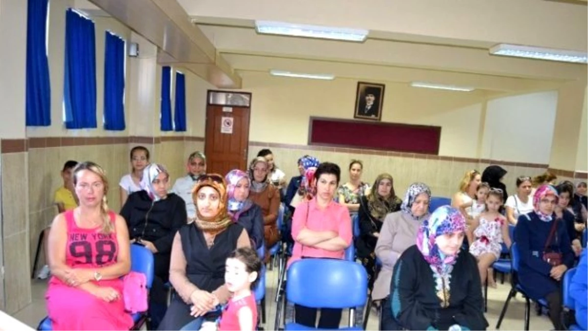 Şehit Hamdibey İlkokulu\'nda Karneler Annelere Verildi