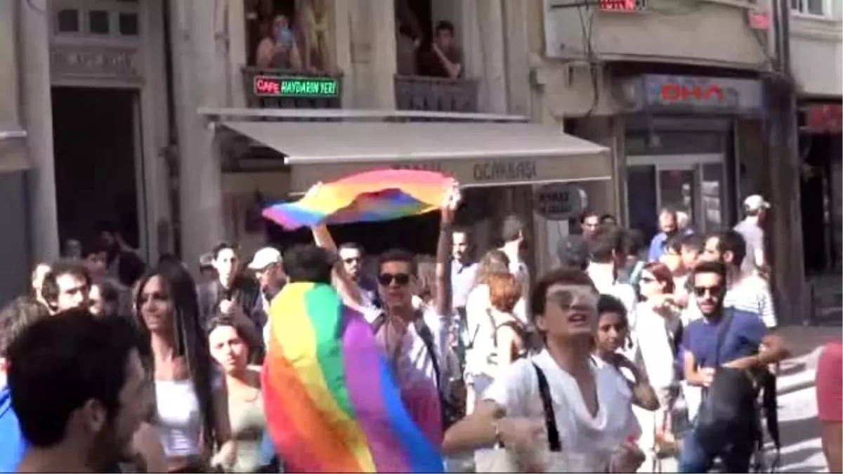 Taksim\'de Lgbti Üyelerine Polis Müdahalesi