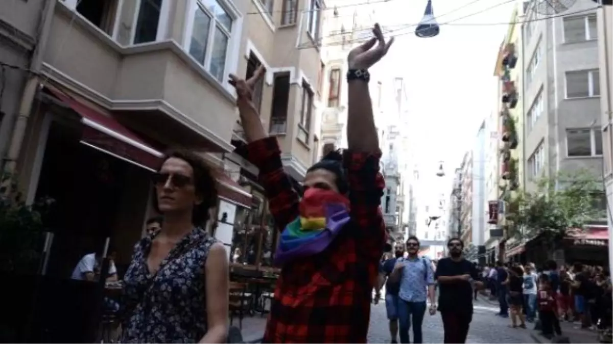 Taksim\'de Lgbti Üyelerine Polis Müdahalesi (Geniş Haber)