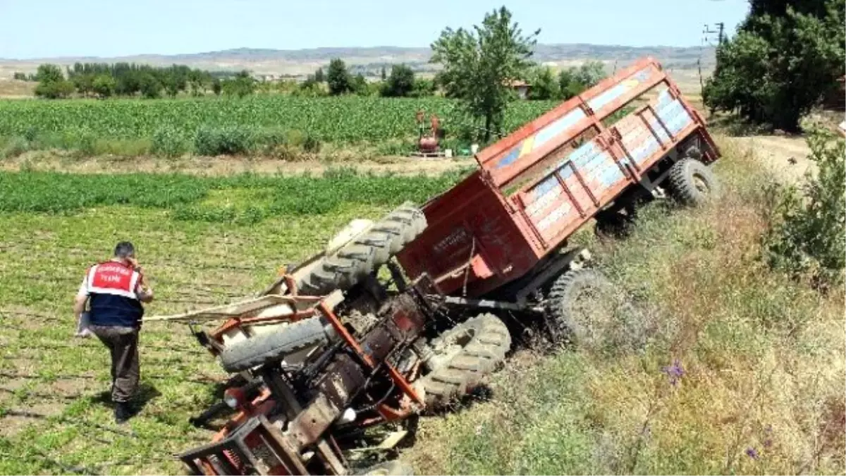 Tarlaya Giden Suriyelilerin Traktörü Devrildi : 3 Yaralı