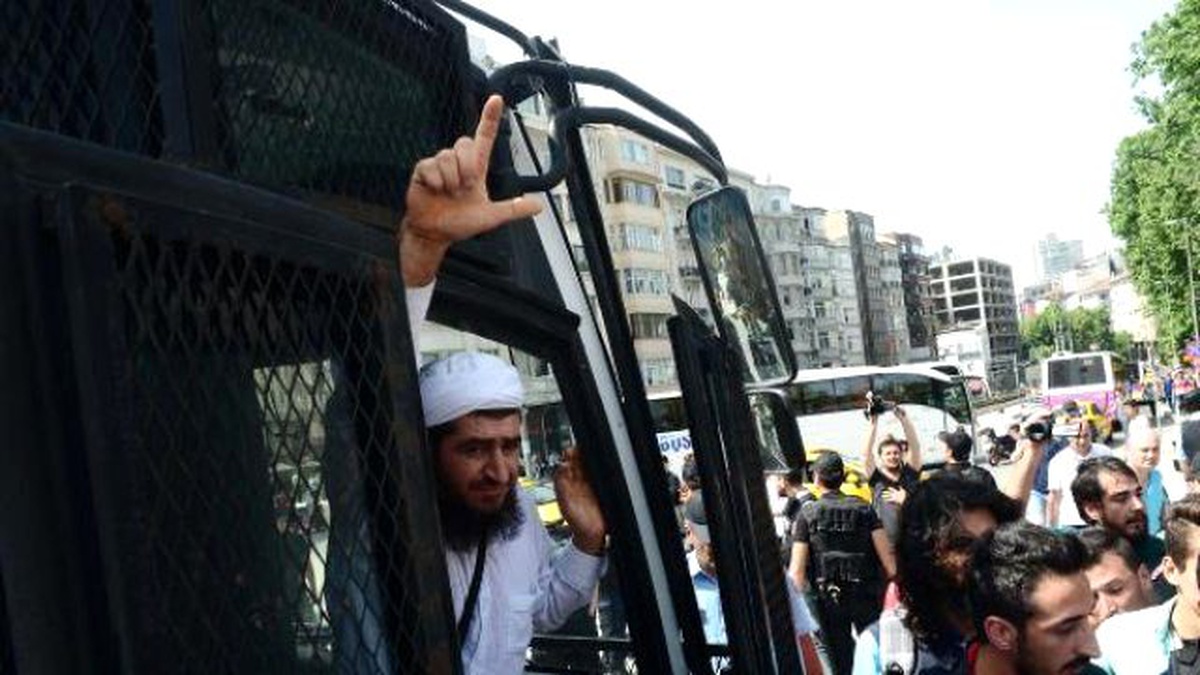 Yeniden) - Taksim\'de 11 Kişi Gözaltına Alındı