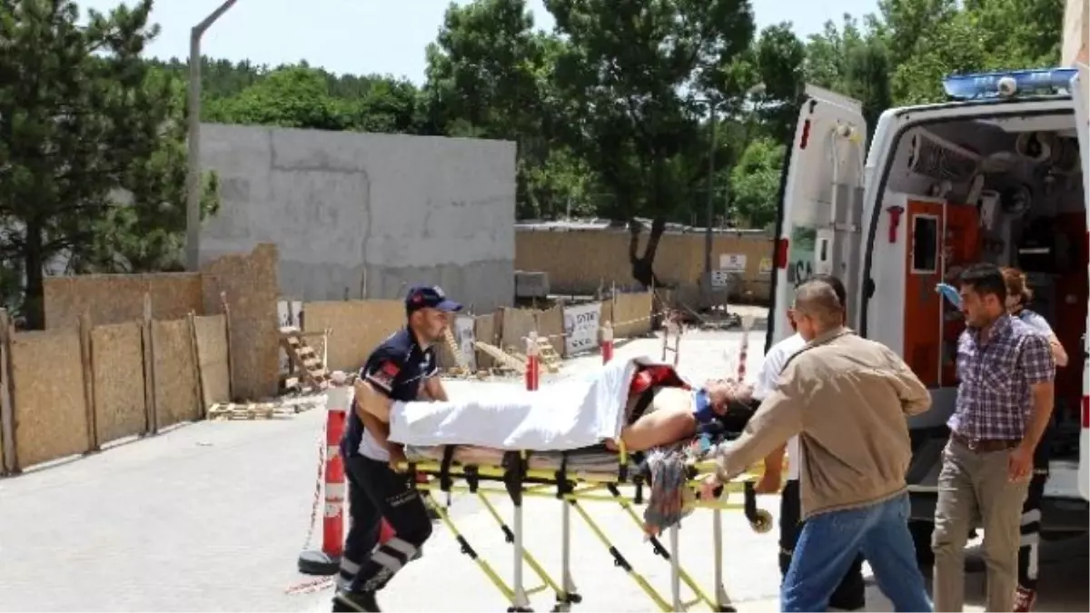 112 Ekiplerinin Çabası Traktör Altında Kalan Şahsı Hayatta Tuttu