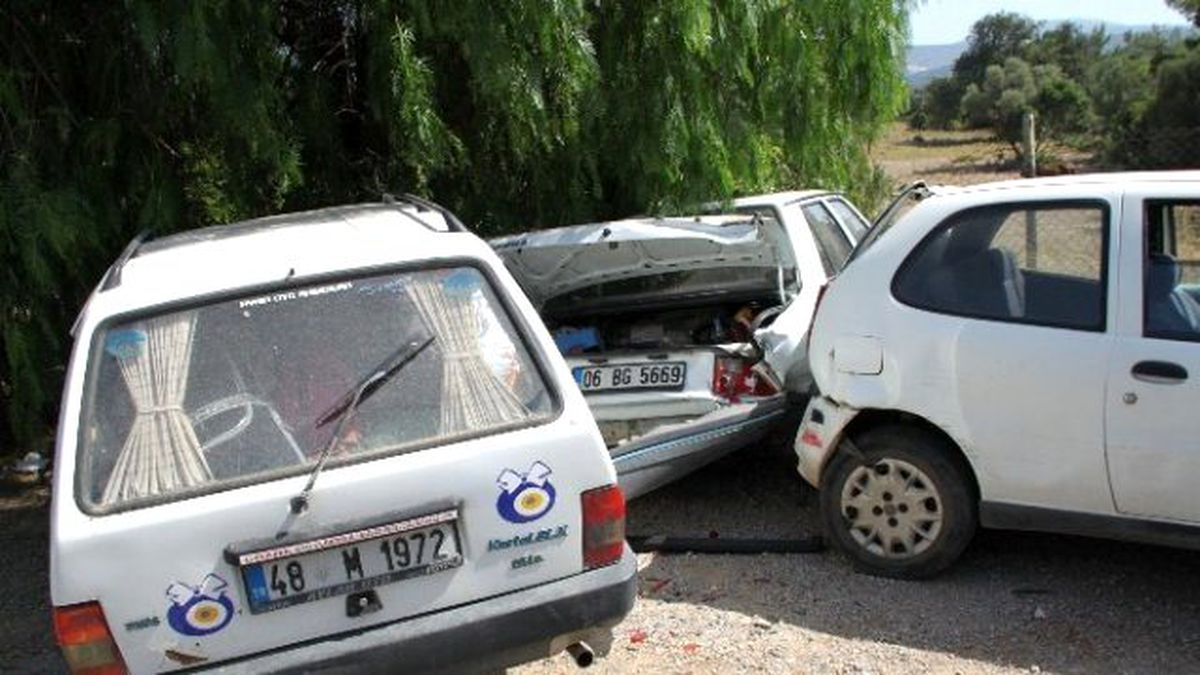 Aşırı Hız Yapınca Park Halindeki Araçları Ezdi