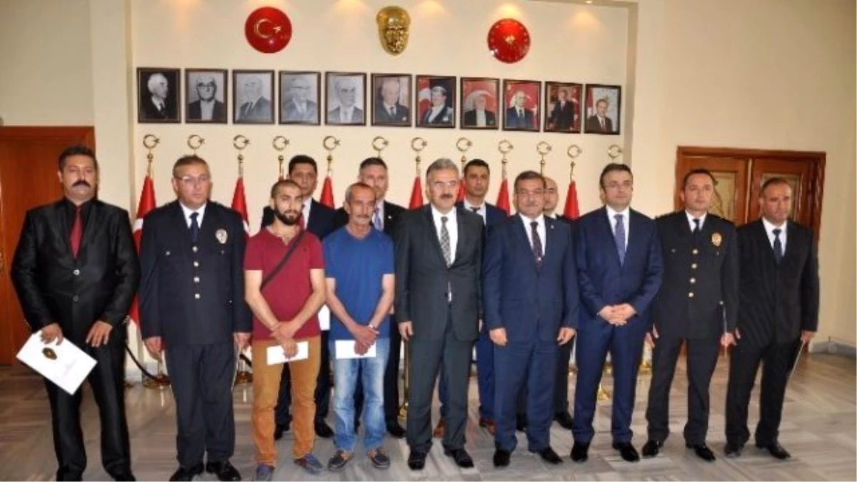 Atalay Filiz\'i Yakalayan Polislere ve İhbar Eden Vatandaşlara Ödül