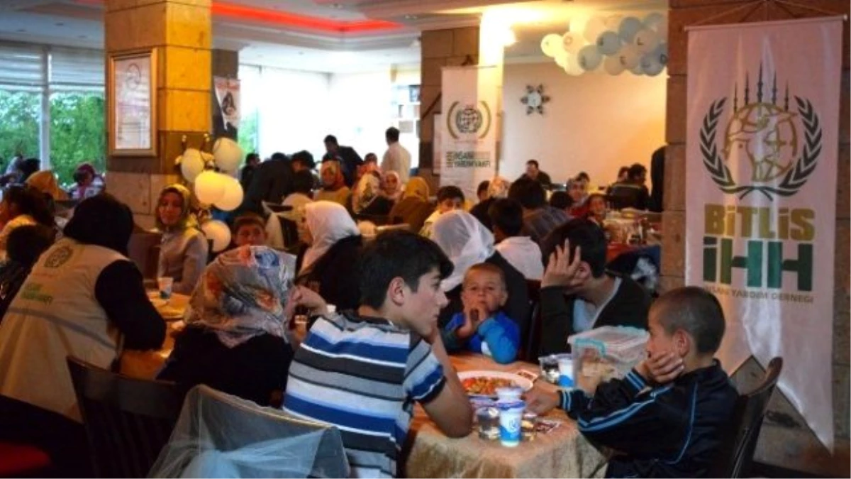Bitlis İhh\'dan İftar Yemeği ve Yetim Giydirme Programı