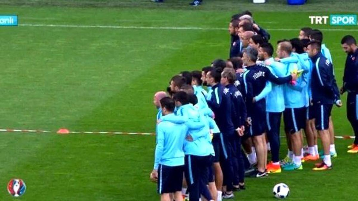 Milli Takım'da Burak Yılmaz ve Arda Turan Toplu Fotoğrafa Girmedi