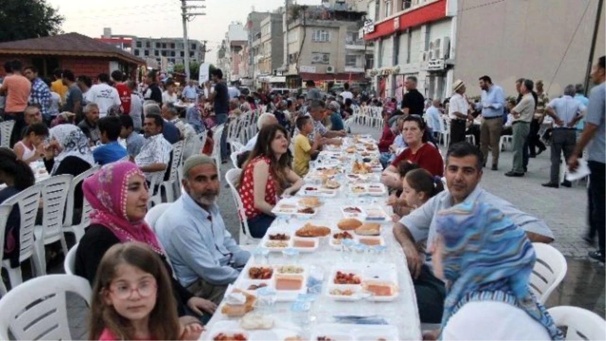 Büyükşehir Belediyesi Dörtyol\'da Halka İftar Verdi