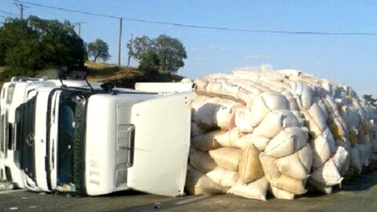 Elazığ\'da İki Tır Devrildi: 2 Yaralı
