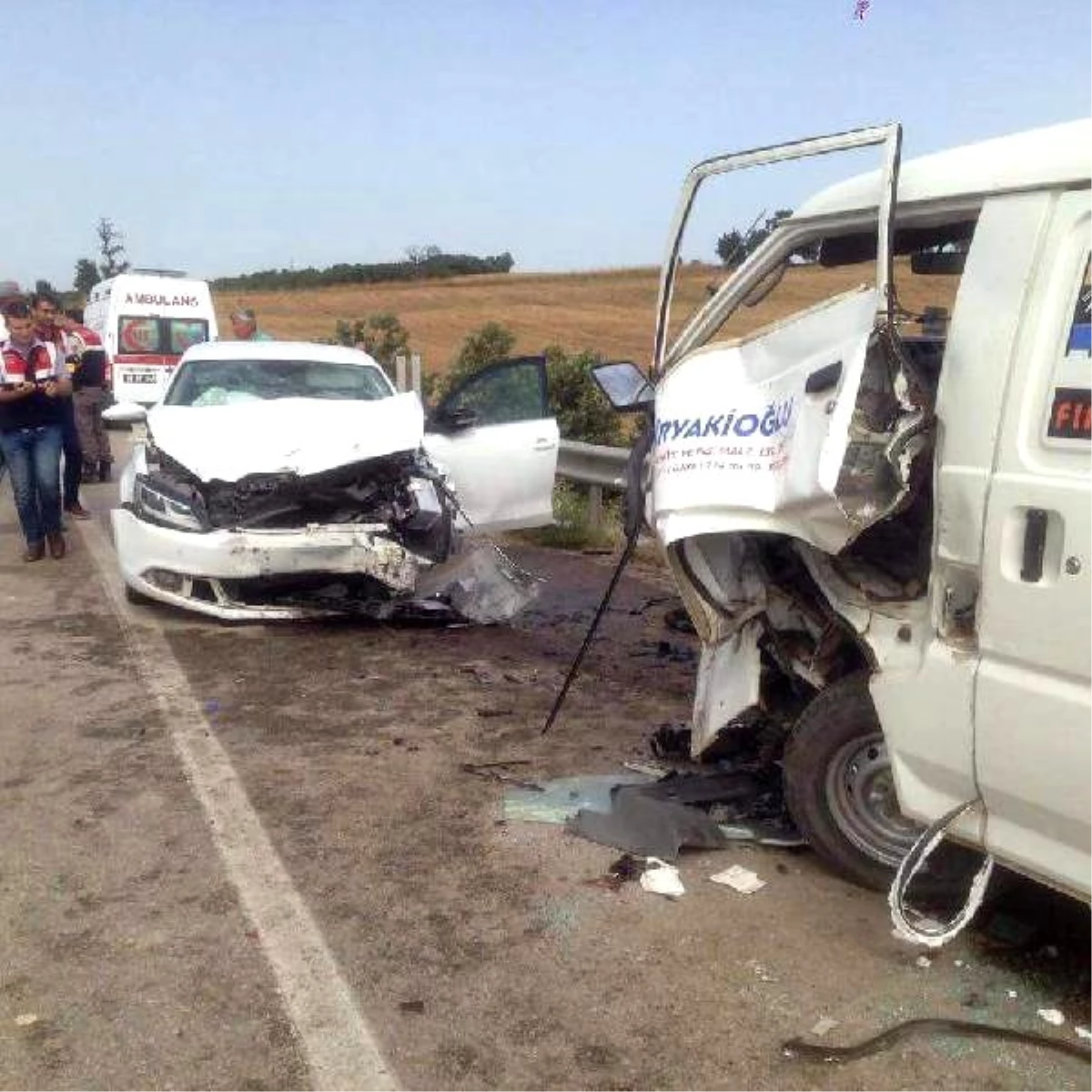 Enez\'de Otomobille Midibüs Çarpıştı: 3 Yaralı