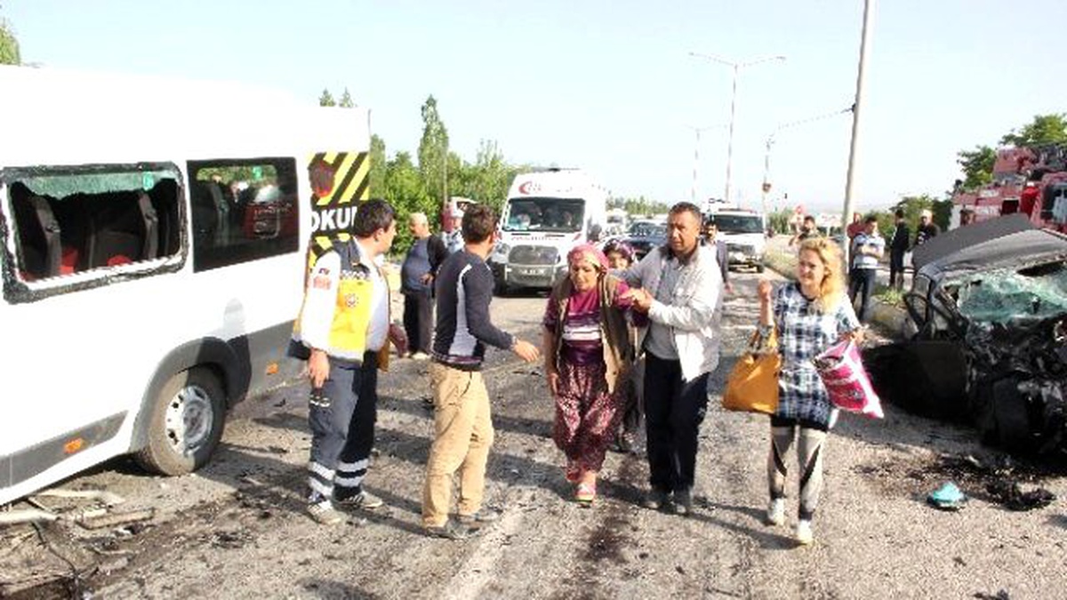 Erzincan\'da Minibüs ile Otomobil Çarpıştı: 26 Yaralı